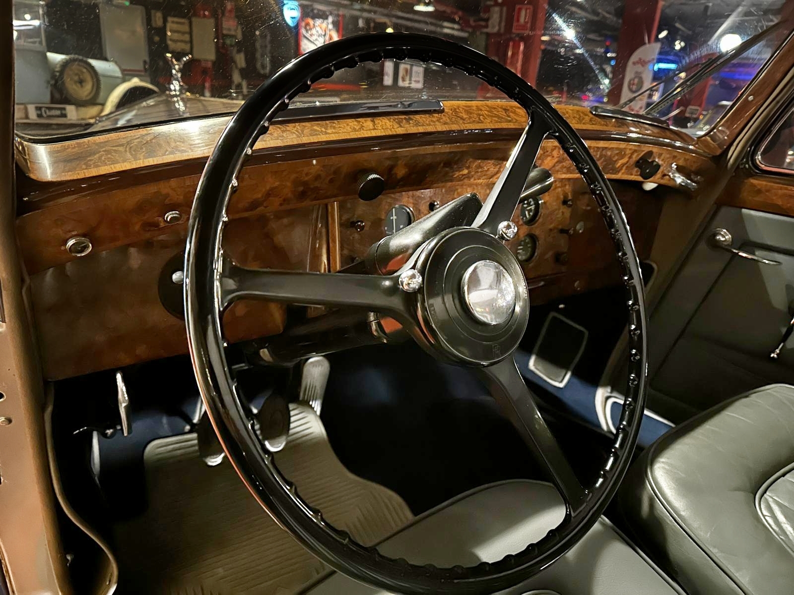 ROLLS-ROYCE SILVER DAWN