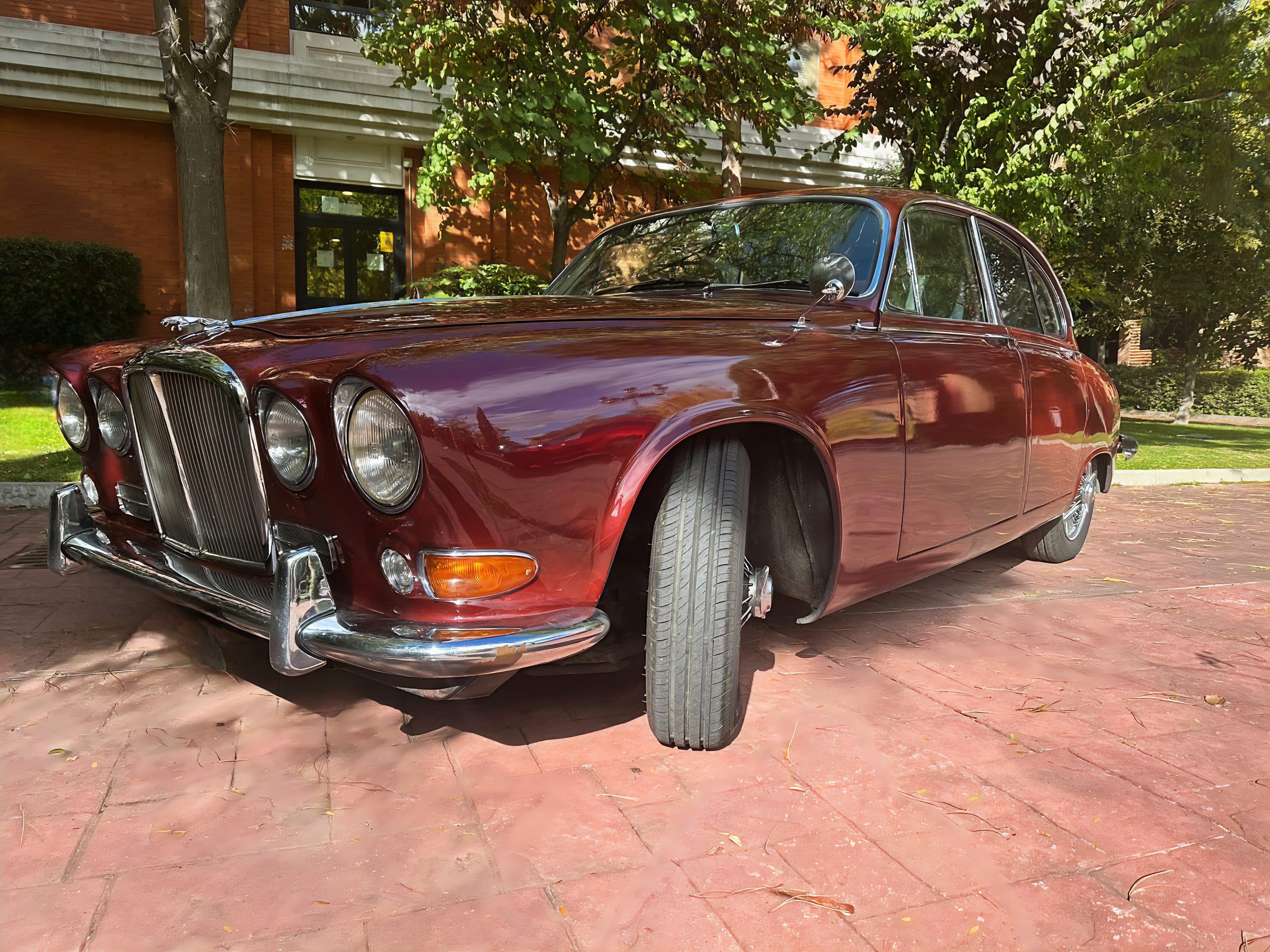 JAGUAR 420 SALOON