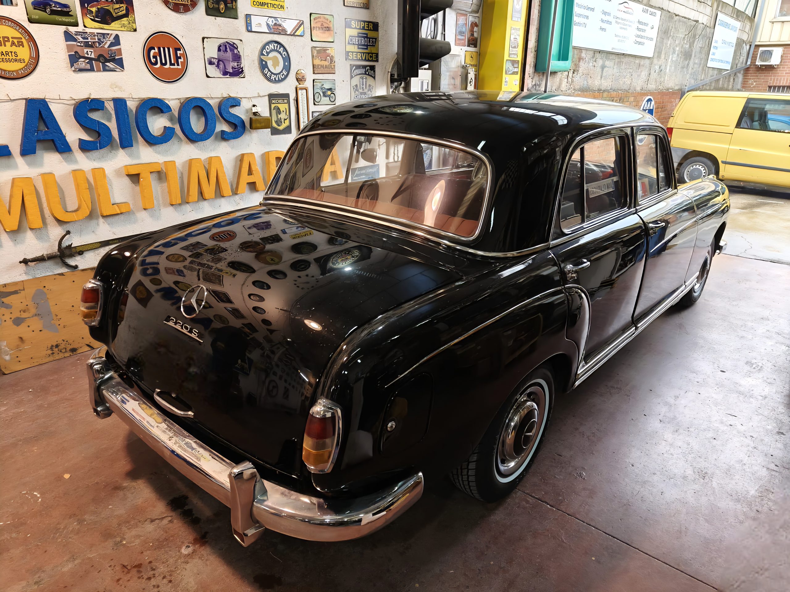 MERCEDES PONTÓN 220S