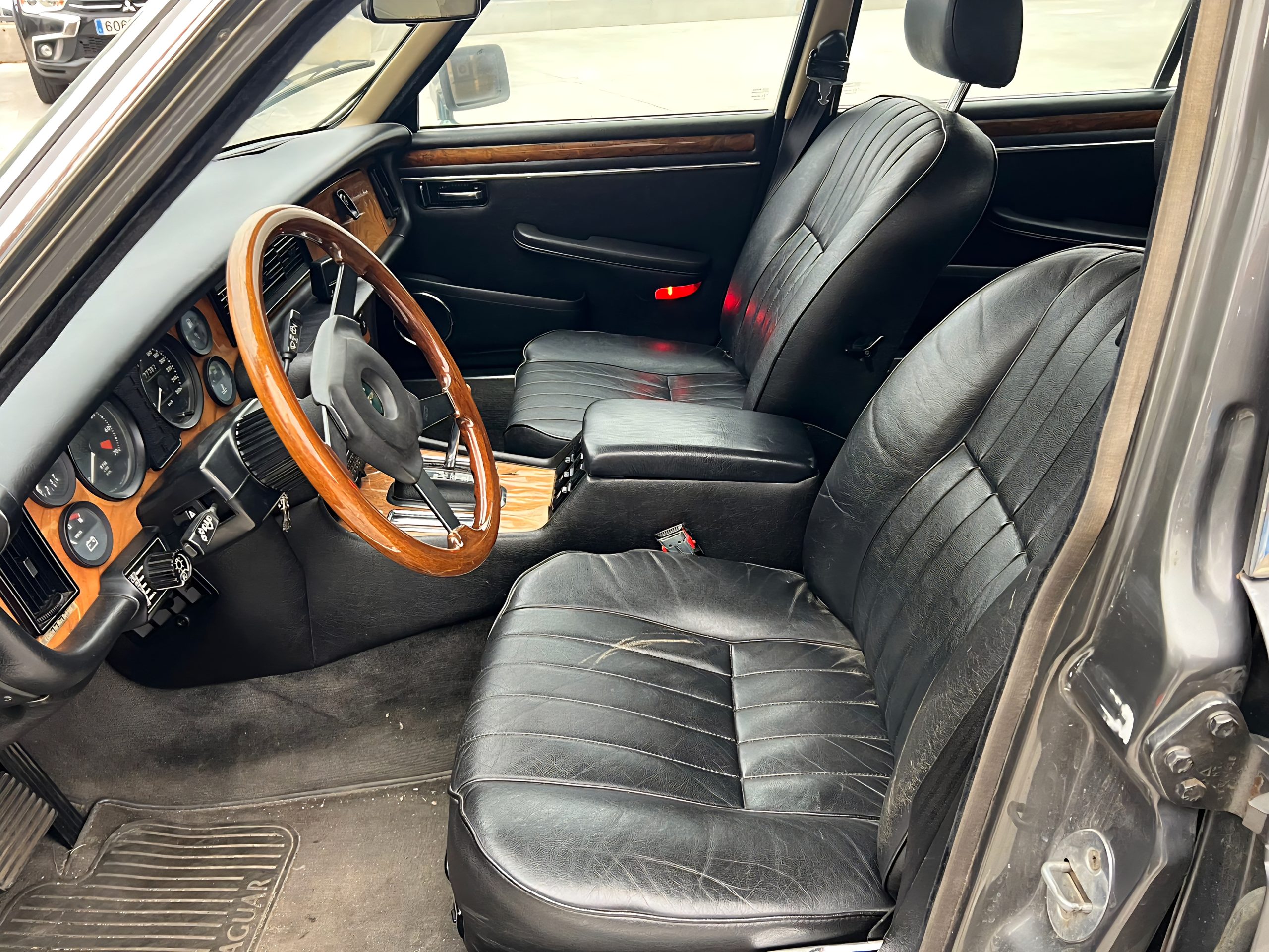 JAGUAR SOVEREIGN V12