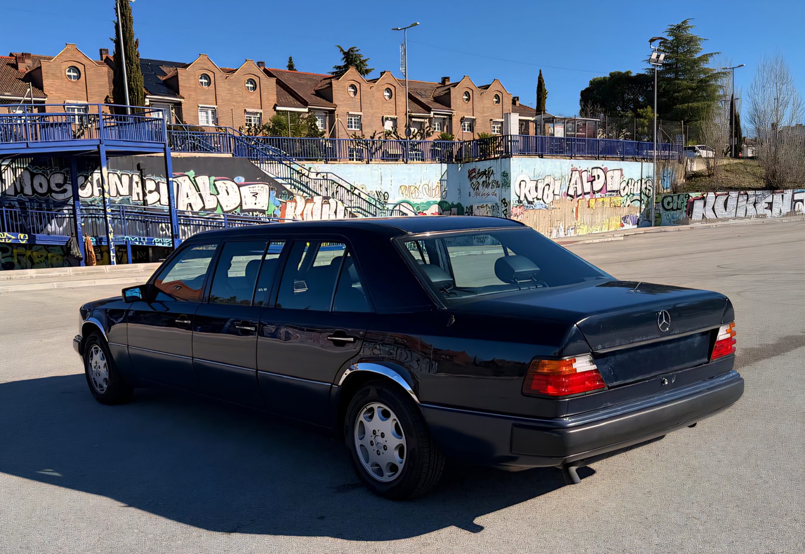 MERCEDES BENZ PULLMAN 260E