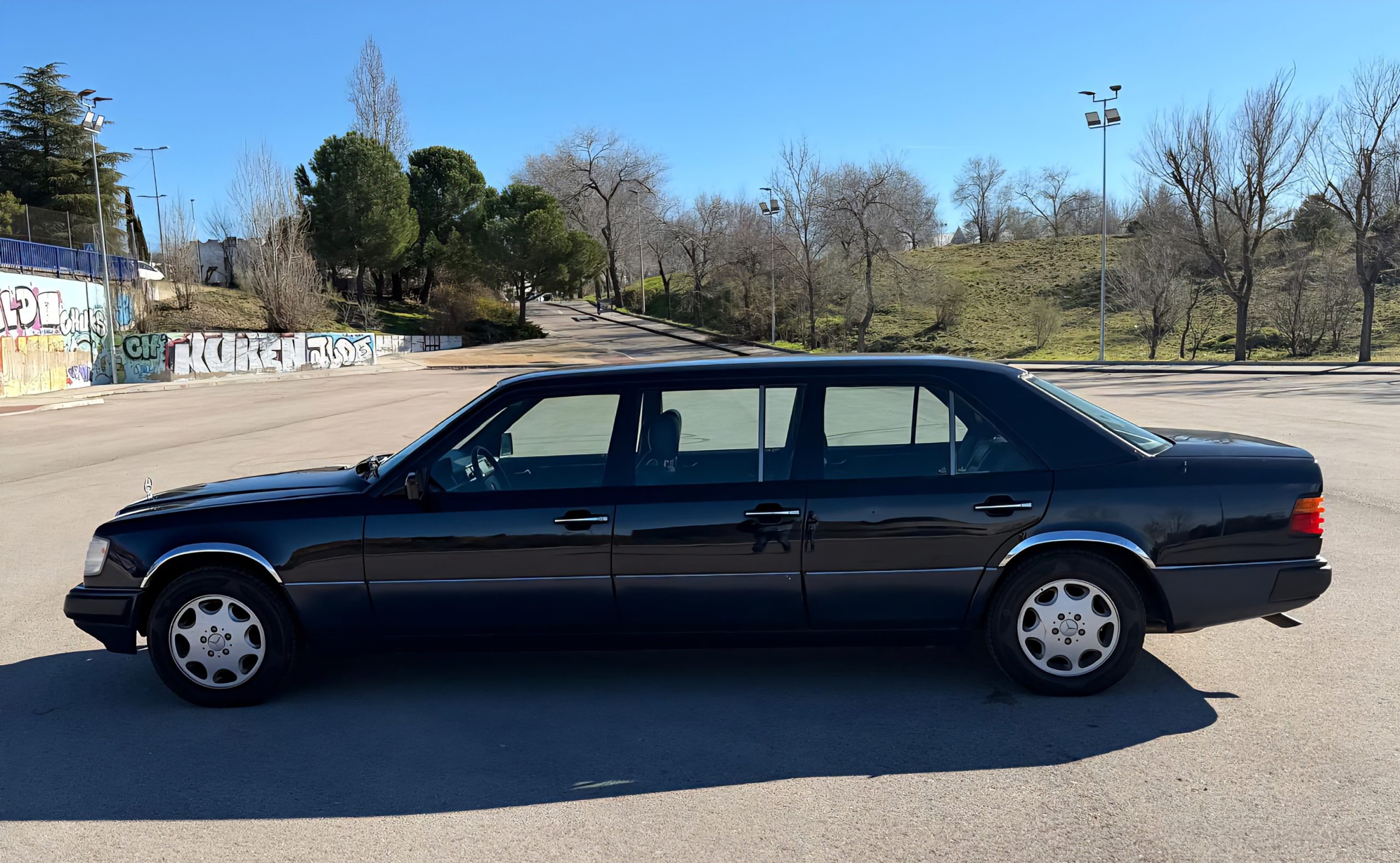 MERCEDES BENZ PULLMAN 260E